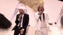Philippe Katerine et Jimmy Fallon dans le Tonight Show chantent Moustache