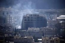 De la fumée s'échappe d'un bâtiment de la capitale yéménite Sanaa, le 3 décembre 2017