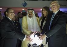 Photo obtenue auprès du palais royal saoudien montrant le roi Salmane, les présidents américain Dona