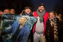 Des fans de Johnny Hallyday chantent devant sa maison de Marnes-la-Coquette, dans les Hauts-de-Seine