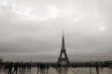 Des promeneurs sur le Parvis des droits de l'Homme, en face de la Tour Eiffel, le 4 décembre 2017 à 