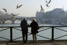 Un couple de retraités sur le Pont des Arts à Paris, en décembre 2016