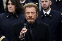 Johnny Hallyday chante avec le choeur de l'armée française pendant une cérémonie place de la Républi