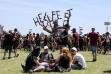 Des festivaliers au Hellfest, immense "parc d'attractions" pour métalleux, le 16 juin 2017 à Clisson