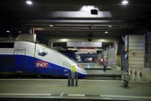Un TGV à l'arrêt à la gare Montparnasse, le 3 décembre 2017, après une panne du système d'aiguillage