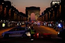 La police bloque l'accès aux Champs-Elysées après un attentat, le 20 avril 2017 à Paris