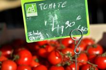 Des tomates bio, ayant le label AB (Agriculture Biologique), vendues sur un marché à Nantes (ouest d