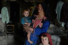 Janat Bibi et deux de ses petits-enfants dans sa maison du village de Shemol, le 25 octobre 2017 en 