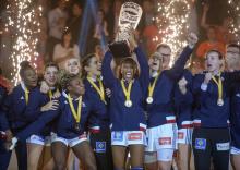 L'équipe de France féminine de handball célèbre sa victoire en finale du Mondial, le 17 décembre 201