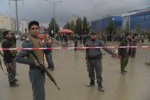 Un membre des forces de sécurité afghanes près du site d'un attentat-suicide, le 13 septembre 2017 à