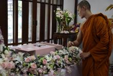 Un moine bénit le cercueil rose dans lequel repose Dollar un petit chien, le 14 septembre 2017, au t
