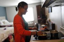 Debora Oquendo, 43 ans, prépare le petit déjeuner pour sa fille de 10 mois dans un hôtel d'Orlando e