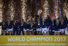 L'équipe de France féminine de handball en liesse après avoir remporté le Mondial au détriment de la