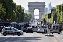 La police bloque l'accès aux Champs-Elysées après une tentative d'attentat, le 19 juin 2017 à Paris