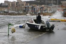 Un homme court pour échapper à une vague s'écrasant sur une promenade de Saint-Sébastien, en Espagne