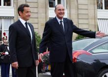 Les deux anciens présidents Jacques Chirac (D) et Nicolas Sarkozy lors de leur cérémonie de passatio