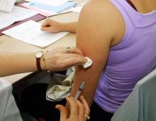 Les adjuvants utilisés dans la fabrication des vaccins "ne sont pas nocifs", assuré la ministre de l