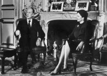 Valéry Giscard d'Estaing, accompagné de sa femme Anne-Aymone, s'apprête à adresser ses voeux présidentiels aux Français, le 31 décembre 1975 à l'Elysée
