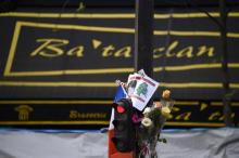 Des fleurs sont accrochées à un feu tricolore, le 18 novembre 2015 après l'attentat du Bataclan