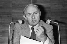 Le député Lucien Neuwirth lors d'un discours à l'Aassemblée nationale, le 15 juin 1978