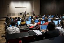 Des étudiants prennent des notes lors d'un cours dans une université de Lyon (France) le 18 septembr