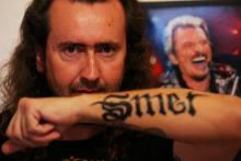 Xavier Samson, un fan de Johnny montre son tatouage au nom de son idole Smet, le 5 décembre, chez lu