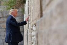 Le président américain Donald Trump se recueille devant le mur des Lamentations, à Jérusalem, le 22 