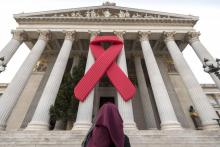 Un million de personnes sont mortes de maladies liées au sida en 2016, soit presque moitié moins que