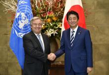 Le secrétaire général des Nations Unies, Antonio Guterres et le Premier ministre japonais Shinzo Abe