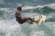 Rickson Falcao, 10 ans, surfe sur une vague au large de Saquarema, dans l'Etat de Rio, au Brésil, le