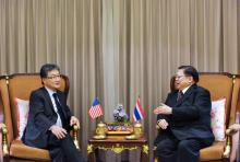 L'émissaire américain chargé de la Corée du Nord, Joseph Yun (g) et le vice-ministre thaïlandais des