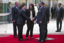 Le roi Mohammed VI du Maroc salue le milliardaire chinois Wang Chuanfu, fondateur du constructeur au