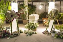 Le cercueil de Johnny Hallyday quitte l'église de la Madeleine après une cérémonie funéraire, le 9 d