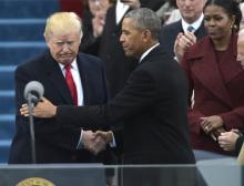 Barack Obama et Donald Trump se serrent la main, lors de leur cérémonie de passation de pouvoir à Wa