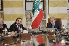 Le président libanais Michel Aoun (D) et le Premier ministre Saad Hariri (G) lors d'un conseil des m