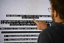 Un informaticien montre sur un écran géant un ordinateur infecté par un système de ransomware au LHS (Laboratoire de haute sécurité) de l'INRIA (Institut national de recherche en informatique et autom
