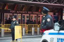 La police devant la station Porth Autorithy de New York après l'explosion d'une bombe.