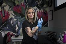 La tatoueuse Alexia Cassar sur son lieu de travail à Marly-la-Ville (Val-d'Oise), le 21 novembre 201