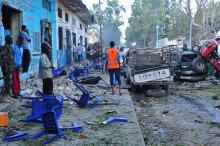 Des habitants de Mogadiscio sur les lieux d'un attentat, le 28 octobre 2017 en Somalie