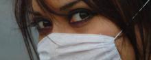 Une jeune femme portant un masque contre la grippe.