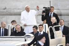 Le pape François arrive place Saint-Pierre pour son audience générale hebdomadaire, le 24 janvier 2018