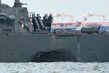 La coque du destroyé lance-missiles USS John S. McCain endommagée après une collision avec un porte-conteneurs philippins, le 21 août 2017 près de la base navale de Changi, à Singapour