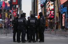 Des policiers new-yorkais en patrouille à Times Square, le 31 décembre 2017