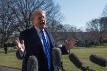 Donald Trump s'exprime devant la presse sur les pelouses de la Maison Blanche à Washington avant son