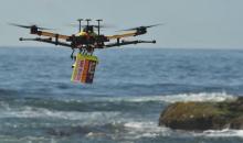 Un drone transportant un équipement de flottaison sur la plage de Bilgola, au nord de Sydney en Australie le 10 décembre 2017