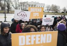Des jeunes clandestins manifestent contre l'abrogation par l'administration Trump d'un statut spécial les protégeant de l'expulsion, le 6 décembre 2017 à Washington