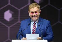 Elton John prononce un discours lors de la remise d'un prix avant le Forum économique mondial de Davos, en Suisse, le 22 janvier 2018