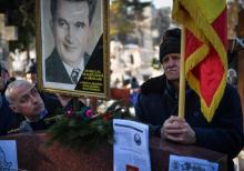 Des nostalgiques de Nicolae Ceaucescu se recueillent sur la tombe de l'ancien dictateur et de son épouse Elena au cimetière Ghencea de Bucarest, le 26 janvier 2018