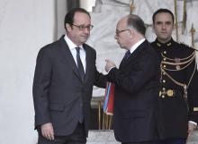 Le président Francois Hollande (G) et le Premier ministre Bernard Cazeneuve, le 1er février 2017 à L