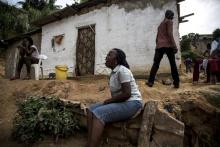 Une femme pleure ses proches tués dans un éboulement de terrain à Kinshasa, en RDCongo, le 5 janvier 2018